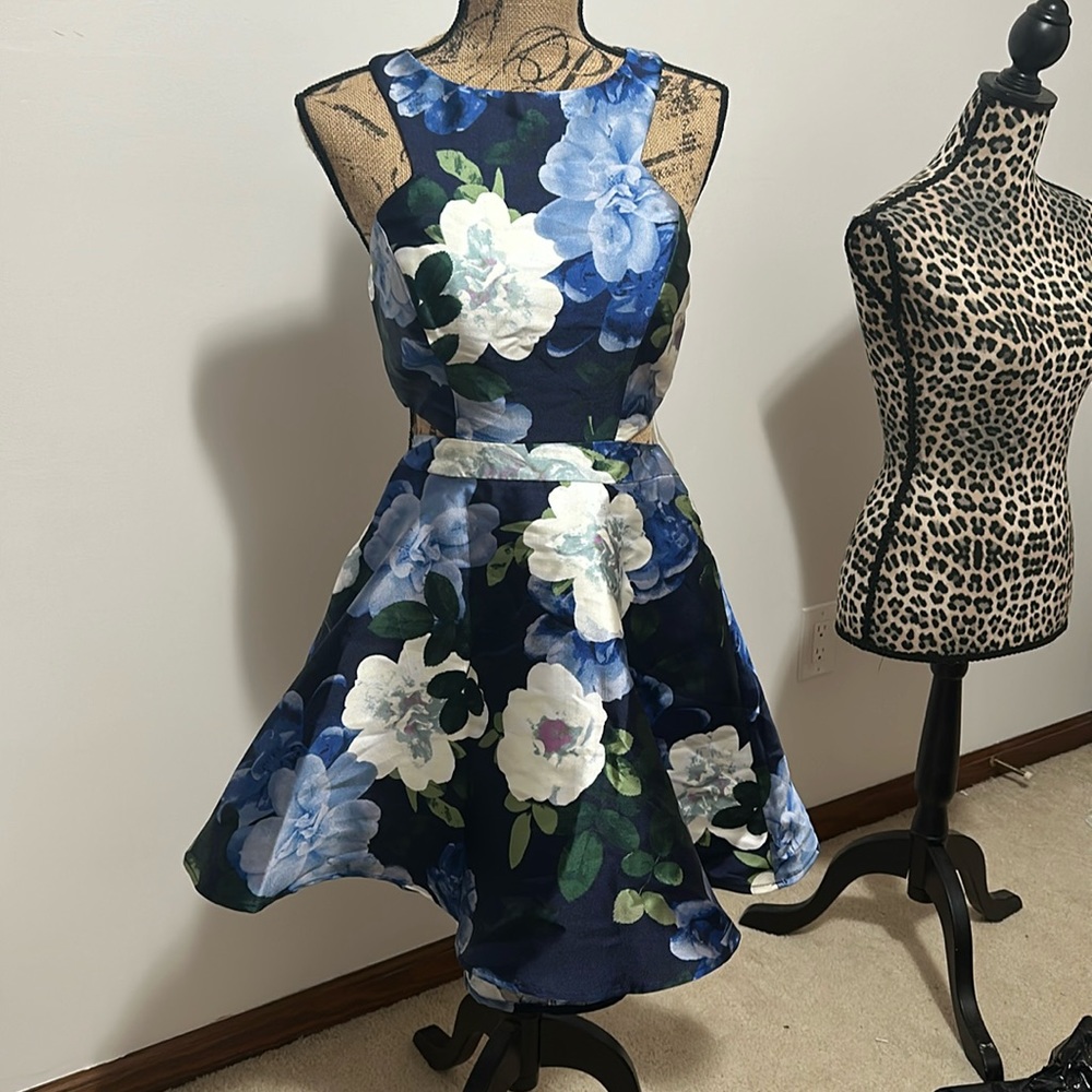 Speechless from Nordstrom size 5 NWT floral homecoming / mini dress